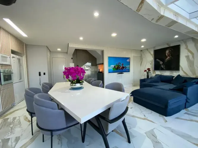 Duplex mobiliado para locação no Novare | 110m² | Vista Av. Omega | 2 suítes + escritório