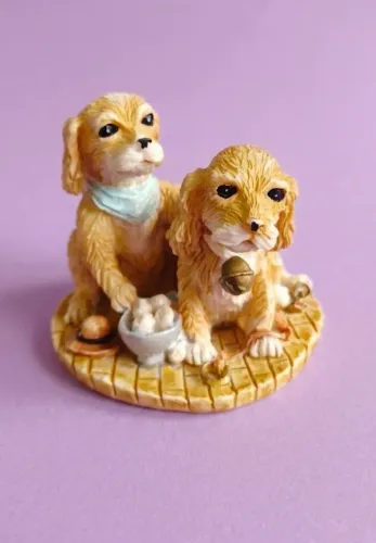Delicada estatueta vintage representando dupla de filhotes de Cocker Spaniel em resina