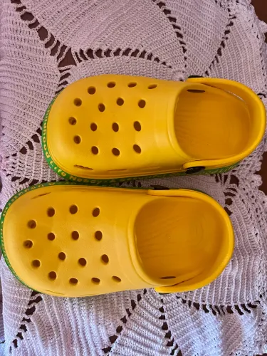  Sandália Crocs Babuche Infantil Amarela Tam 24/25 com Pins de Brinde (Estilo Crocs)