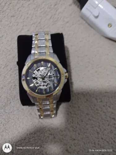 Relógio Bulova novo sim uso, não és automático.