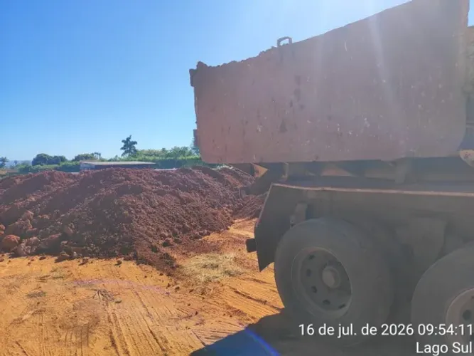 Terra para jardim - Aterro - Caminhão truck ou toco - Aluguel de máquinas pesadas
