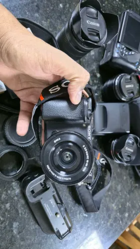 Kit Câmera Sony A6300 4K Completa + Lente + Flash + Tripé + Acessórios (Pronta para Usar)