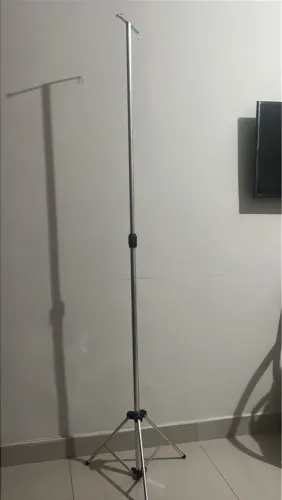 Suporte para soro com regulagem de altura 