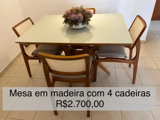 Mesa com 4 cadeiras