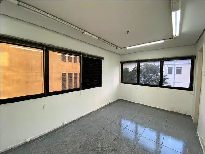 LIBERDADE - CONJ. COMERCIAL AO LADO DO METRÔ!