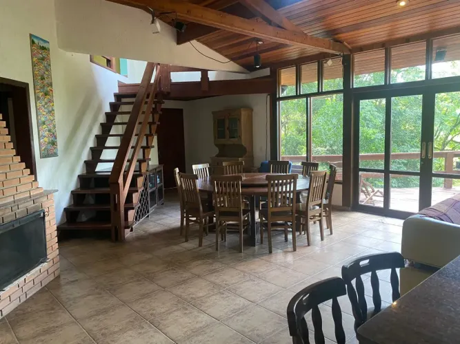 Linda casa estilo colonial em Condomínio - 212 m² c/ 4 dormitórios - Araçariguama