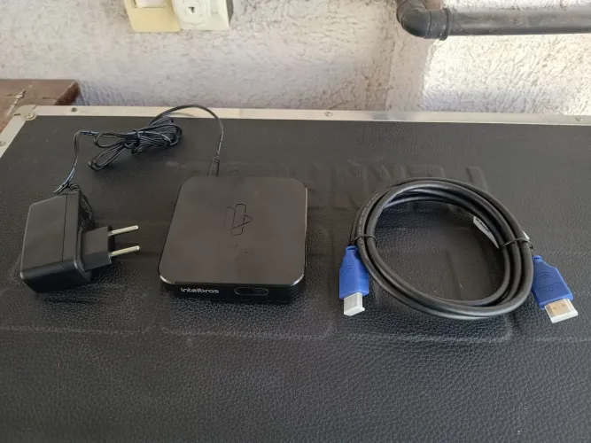 Vendo Smart Box Intelbras Izy Play Android TV com Entrada USB, Bluetooth, Full HD. Leia.