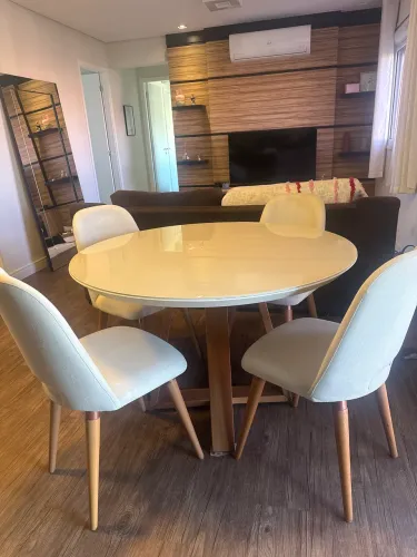 Mesa de jantar com 4 cadeiras 