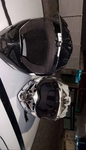 Vendo dois capacetes o preto Tam 58 o branco e Tam 60 valor a negociar cuida 
