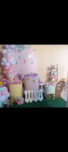 Vendo acessórios pra decoração de festa tapete, escada, capa de cilindro e arco, borboleta