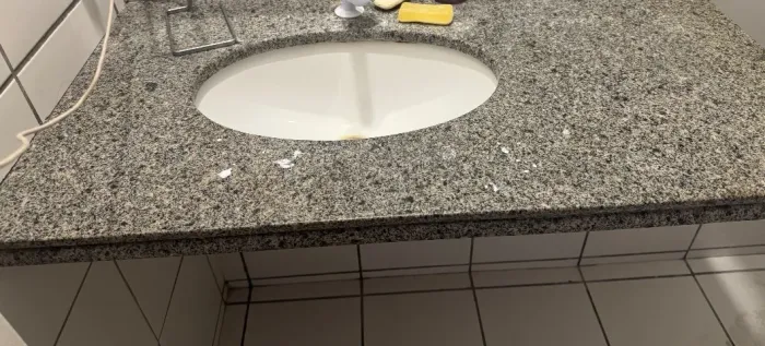 Pia de banheiro de mármore andorinha, cinza. Bem conservada