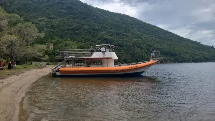 LANCHA SAILMASTER INFLAVEL DOIS PISOS COM 2 MOTORES YAMAHA 