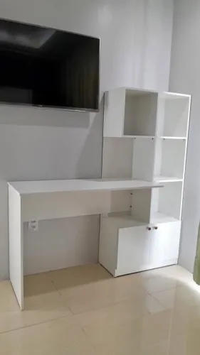 Mesa integrada com estante multiuso para escritório 