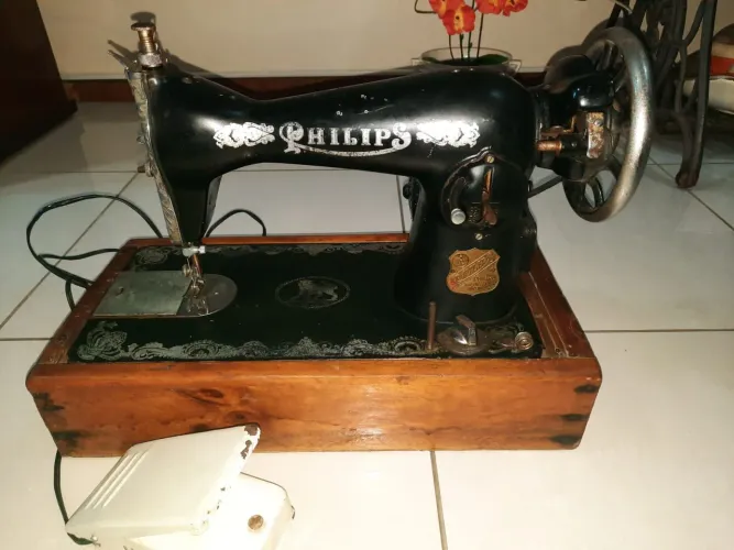 Máquina de costura elétrica relíquia