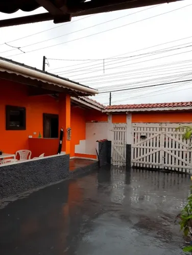 Casa à Venda em Mongaguá - Lado Morro | Ampla, Reformada e com Piscina