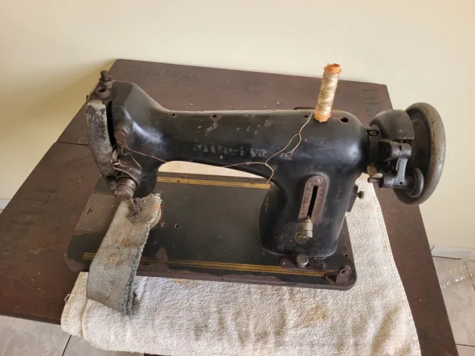 Maquina de costura antiga Minerva
