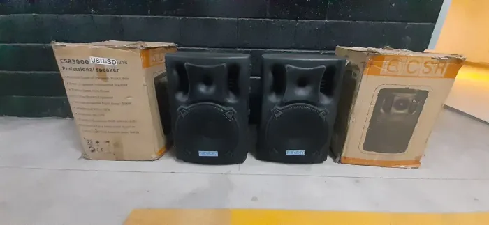 Vendo 2 caixas de som ativas CSR 15 pol- Excelente estado 