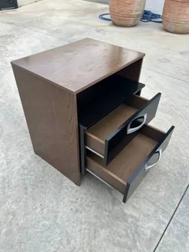 Mesa de cabeceira de madeira