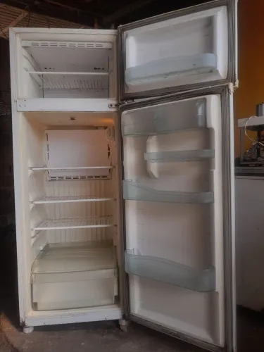 vendo geladeira usada de bom estado fucionando WhatsApp *86