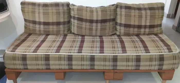 Sofá cama usado com estrutura de pallet 