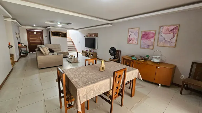 Linda casa situada em rua sem saída