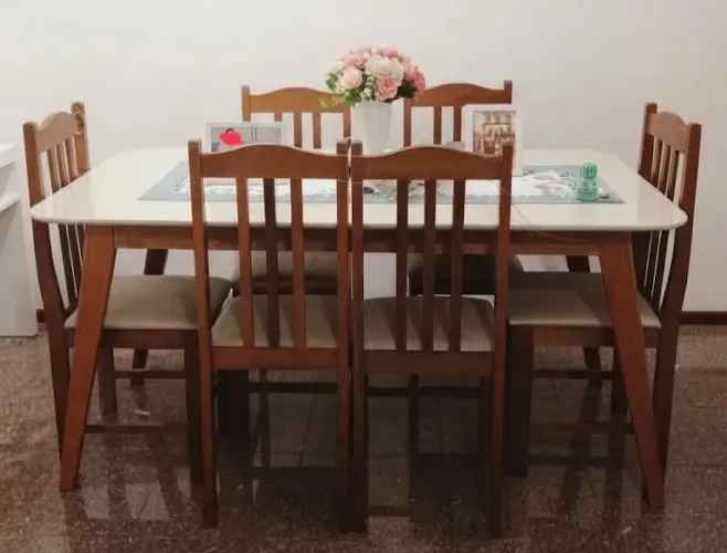 Mesa com 6 cadeiras