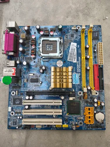 Placa mãe Gigabyte GA-8I945GZME LGA 775 DDR2