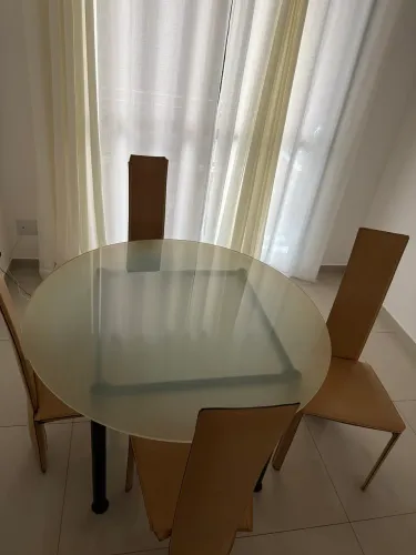 Mesa redonda com cadeiras