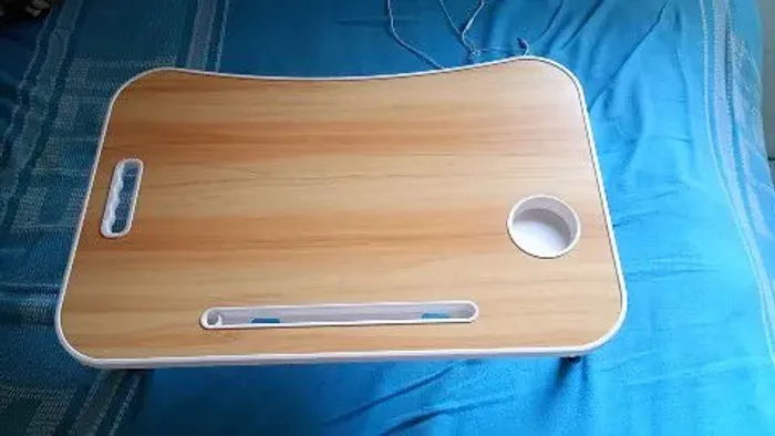 Mesa de cama para Notebook e alimentação
