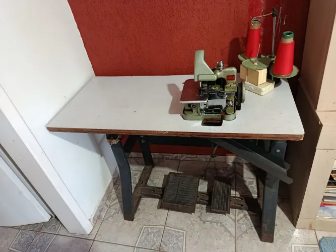 Máquina de Costura Industrial Overlock Star Antiga 3 Fios com mesa e motor - Funcionando