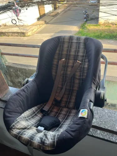 Bebê Conforto Tutti Baby Nino Seminovo- Na cor preto e Xadrez