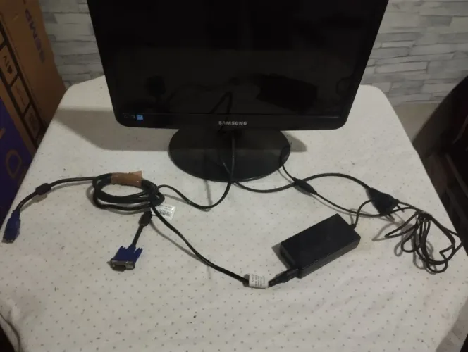 Monitor Samsung 18,5" + Fonte + Cabo VGA - Pronto para uso
