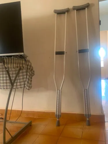 muleta de aluminio e bota ortopédica