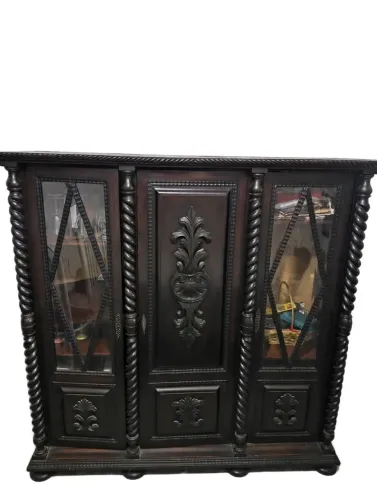 Cristaleira de madeira maciça 1,70cm de altura por 1,72 de comprimento.