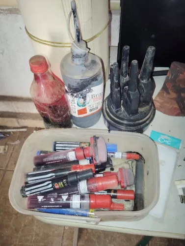 Kit cartazista, pincel, tinta, cartaz