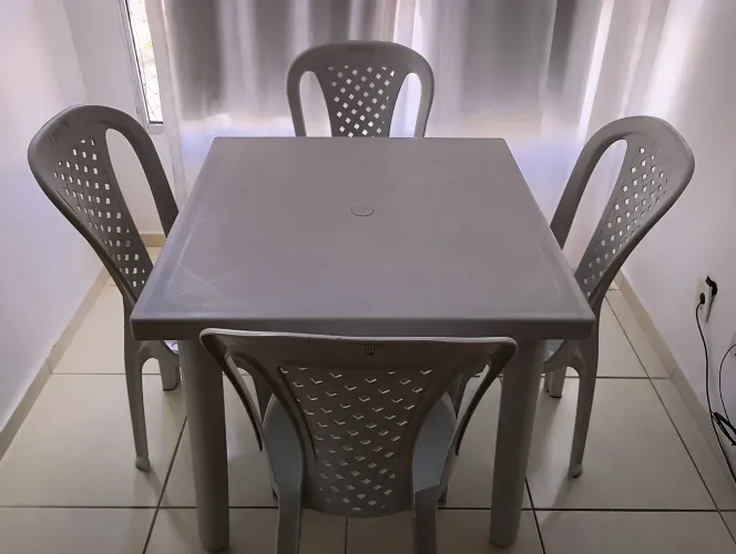 Mesa com 4 cadeiras (plástico)