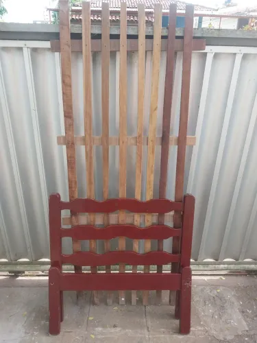 Cama de madeira