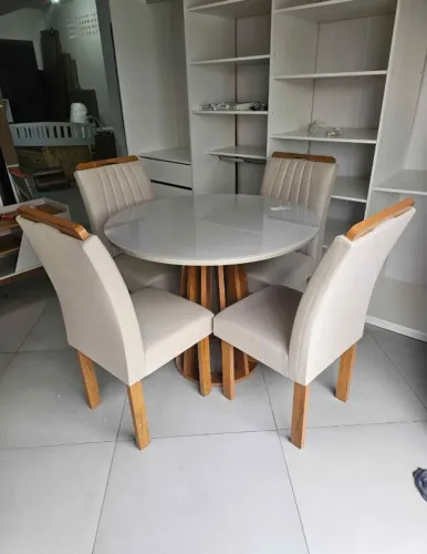 MESA DE JANTAR REDONDA LAQUEADA COM 4 CADEIRAS