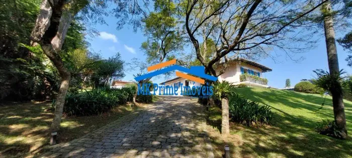 Casa térrea com 3 Suítes na Granja Viana para LOCAÇÃO