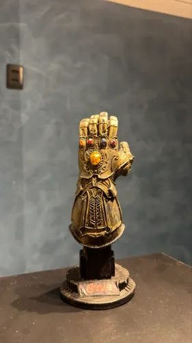 Manopla do Thanos escultura perfeita para qualquer lugar