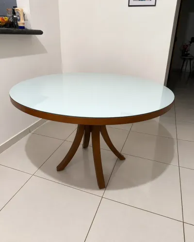 Mesa redonda Jacaúna madeira maciça 