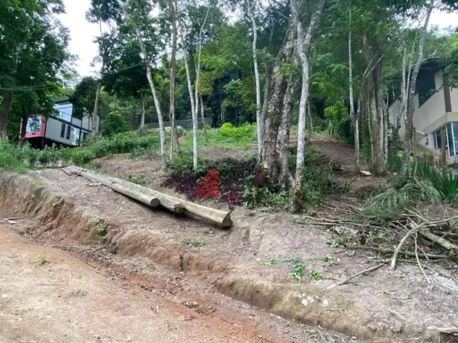 Terreno à venda no Engenho do Mato com 450 m2 - 15x30. Totalmente legalizado e próximo à P