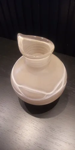 Vaso Glass Studio em tom rosê com desenhos em branco