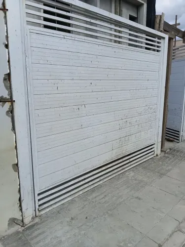 Portal elevadico e porta 