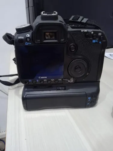 vendo maquina profficional canon 50 d semi nova apenas 19 mil cliks vai co grip 2 baterias