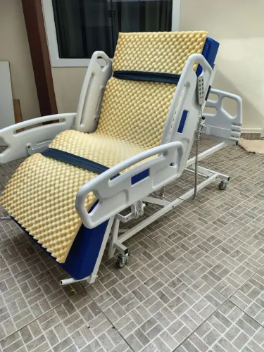 Cama hospitalar semiNova vira poltrona entrego