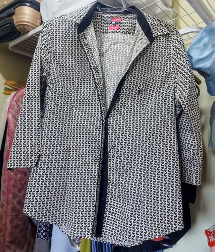 Camisa preta e branca, acinturada, Lês Chemises