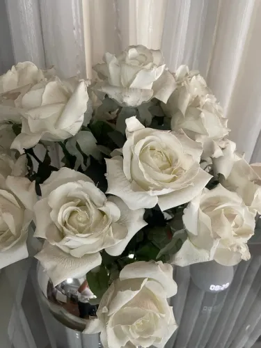 Lindo vaso espelhado com muitas flores artificiais