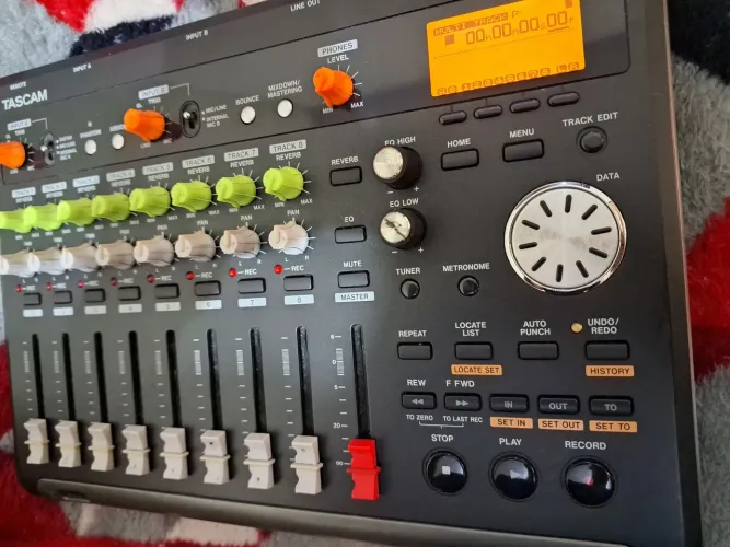Tascam Estúdio Portátil DP-03SD - Gravador Digital