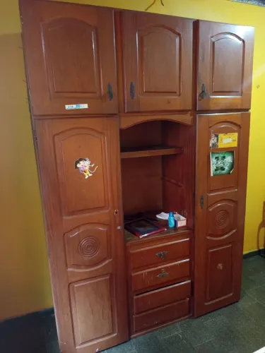 Vendo guarda-roupa em madeira quatro portas com roupeiro valor r$ 600